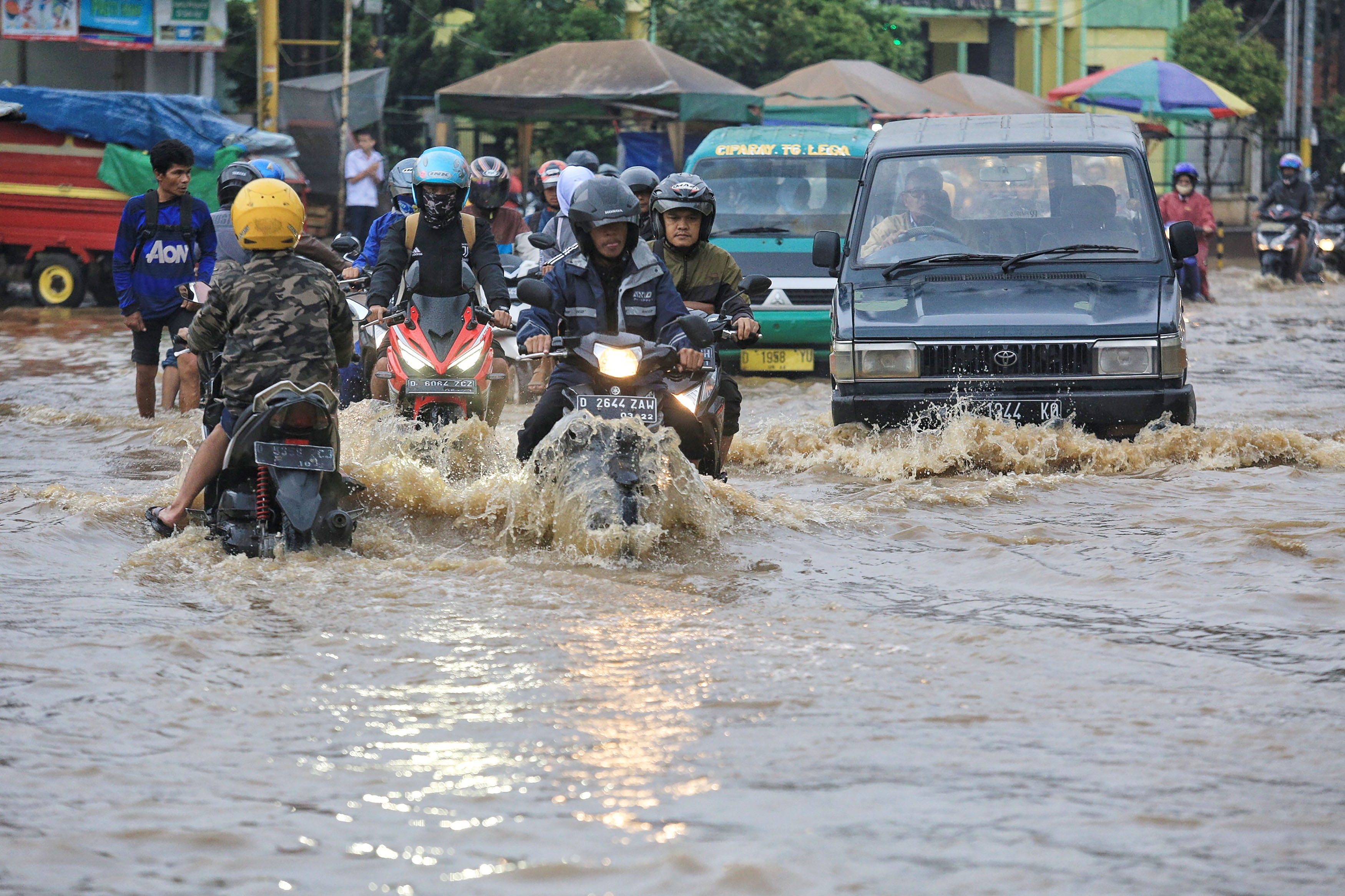 当地时间2019年3月6日,印尼西爪哇万隆,当地强降雨引发洪灾,街头洪水