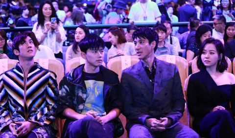 神仙同框!汪峰周杰伦蔡徐坤李宇春张杰张靓颖排排坐