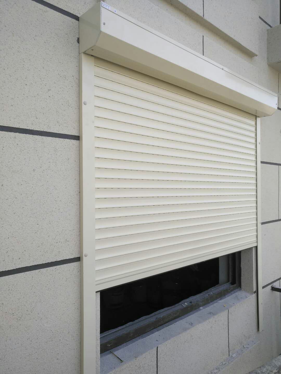 适用于住宅项目的室外铝合金卷帘(窗)