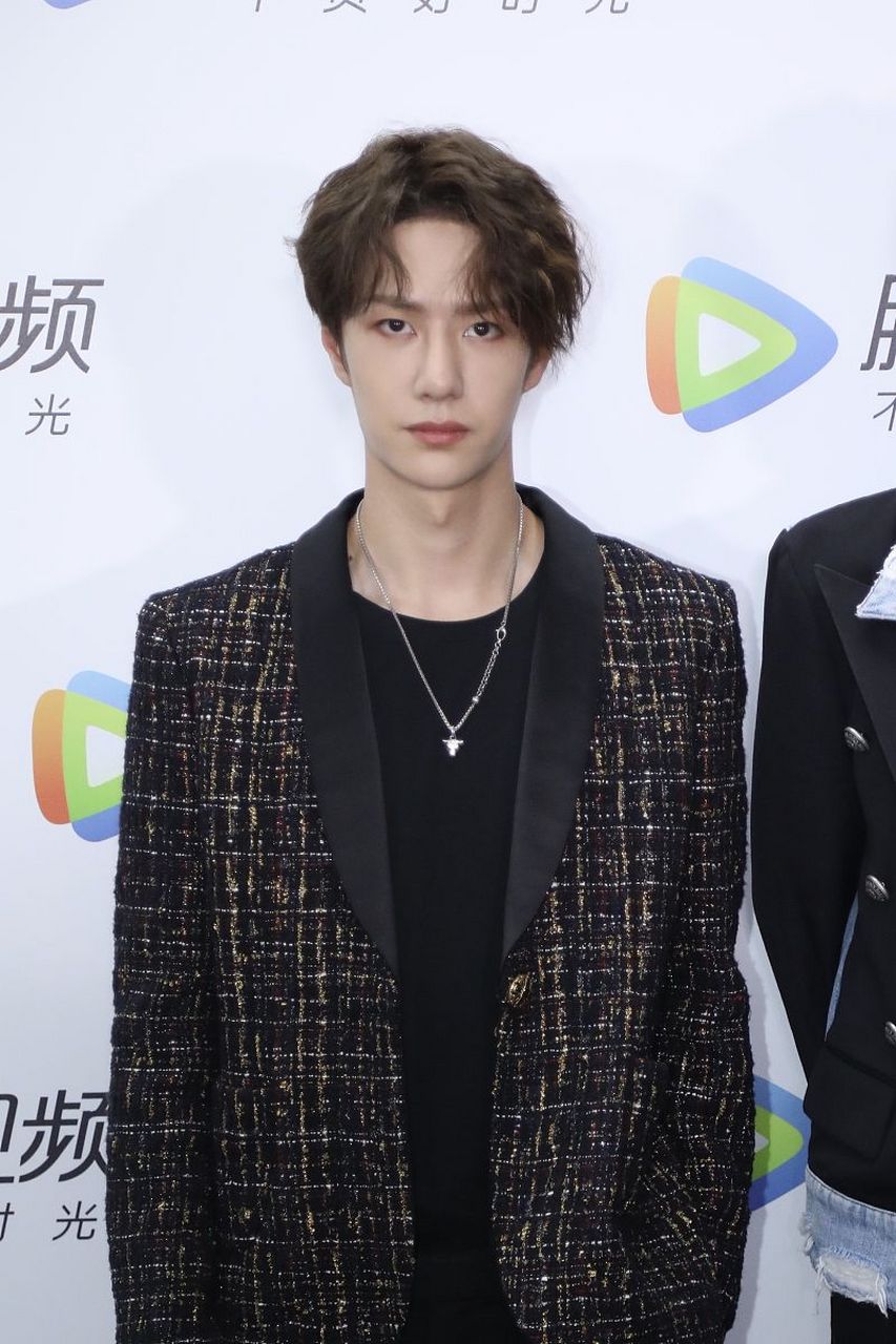 首先,从咖位来看,肖战和王一博都是当下最受欢迎的演员之一,拥有着