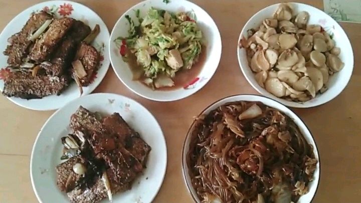 晒晒老妈做的饭,美味可口的炖带鱼,炖白菜粉条排骨,杏鲍菇炒肉