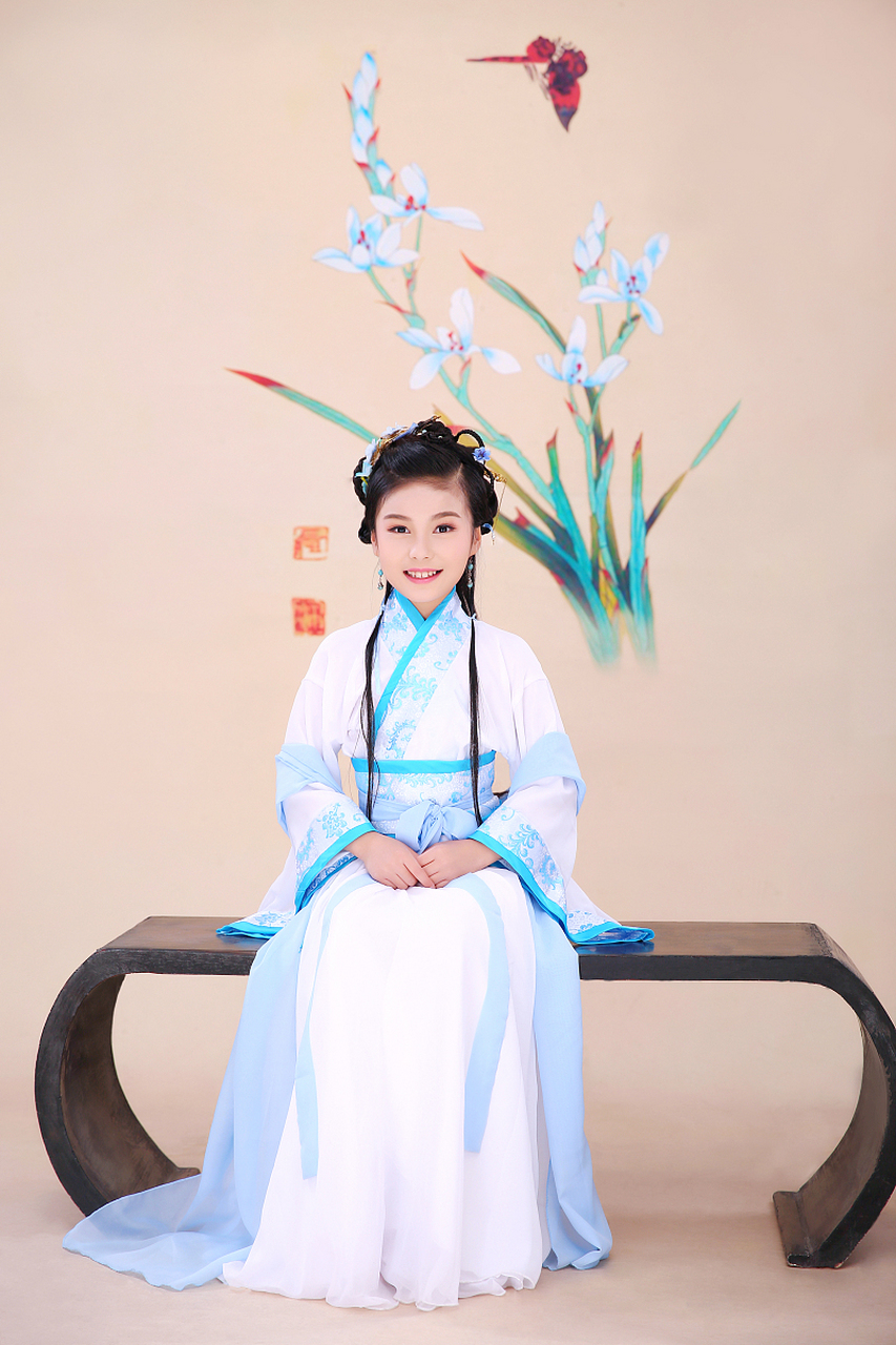 小女孩穿上汉服后,合适的发型是点睛之笔.