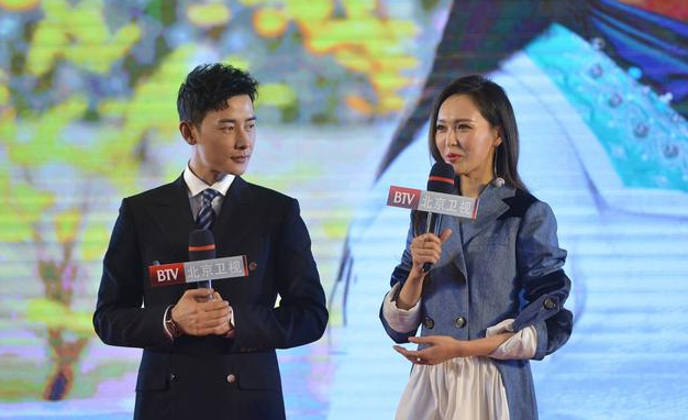 唐嫣探班罗晋,二人分手谣言不攻自破,工作人员正准备她的婚礼