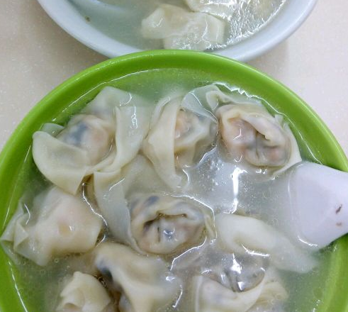 马桥馄饨,是靖江的美食,馄饨馅很讲究,以猪肉青菜,韭菜和菠菜馅为主,