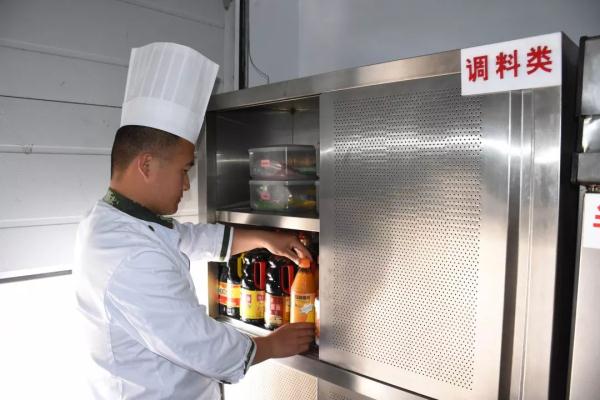 把伙食经费用到极致,这名炊事班班长厉害了