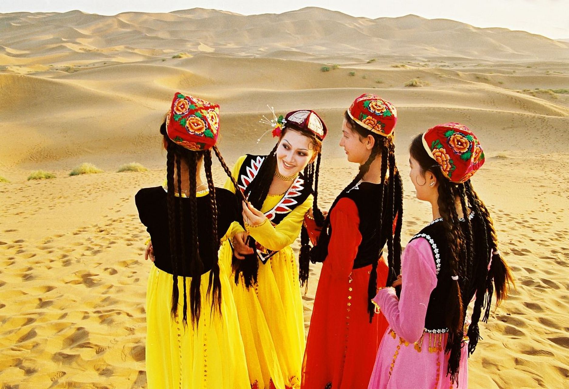 带着美丽的新疆维吾尔族姑娘捡玉是种什么体验?