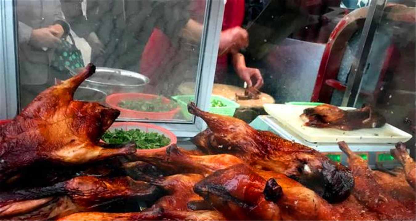 街头烤鸭只卖18元一只,为什么如此便宜?其中原因你能想到吗