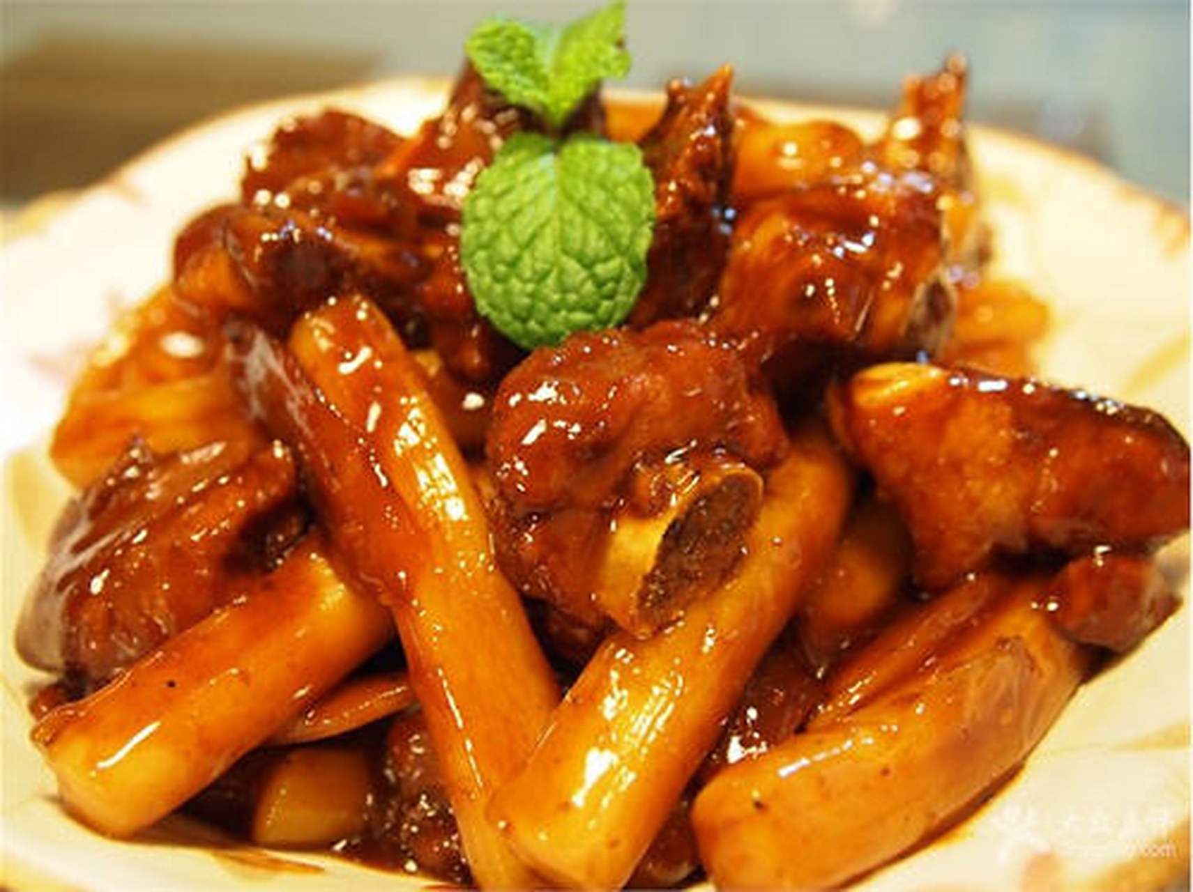 城市身边事#【上海美食】排骨年糕:排骨年糕是上海地区的一种风味