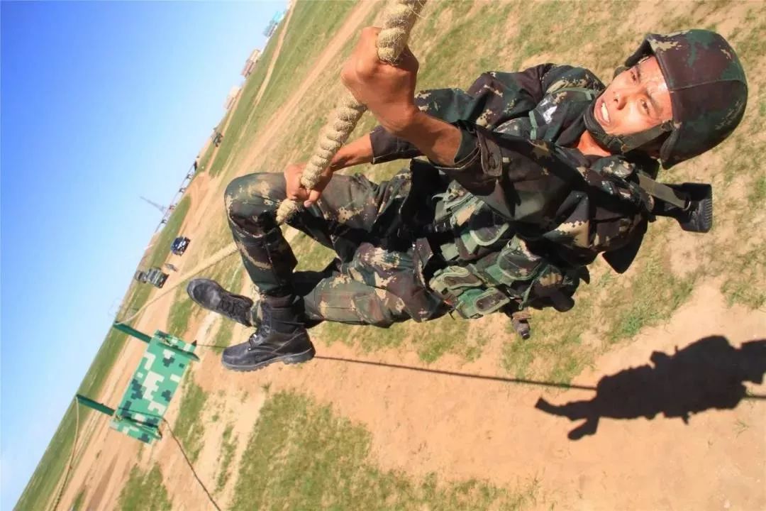 神仙操作!兵哥哥5米外手枪射钉子