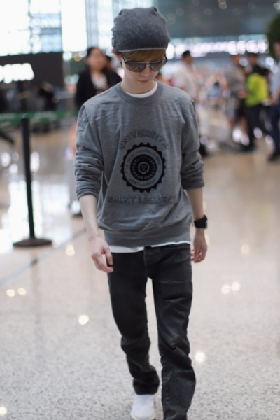 35岁郭敬明久违机场照流出!一身简单舒适装扮,大钻戒土豪气十足