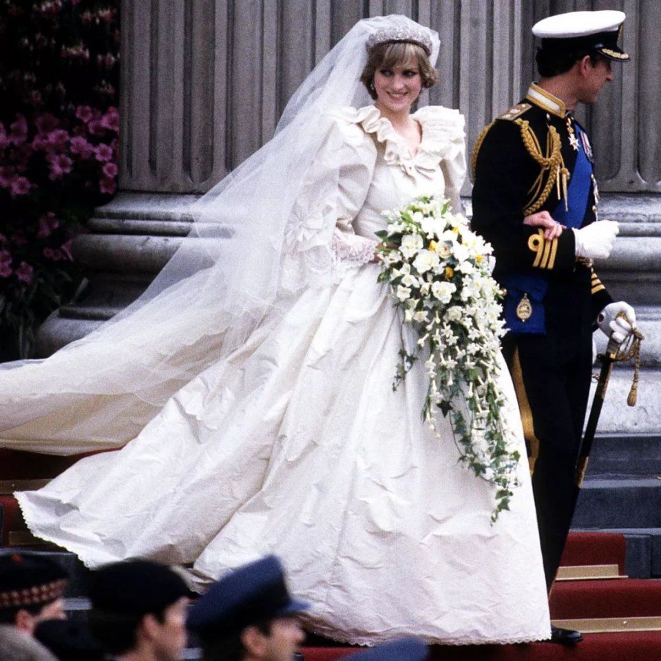 英国王室婚纱款式回顾,凯特的优雅,梅根的最"简单"却