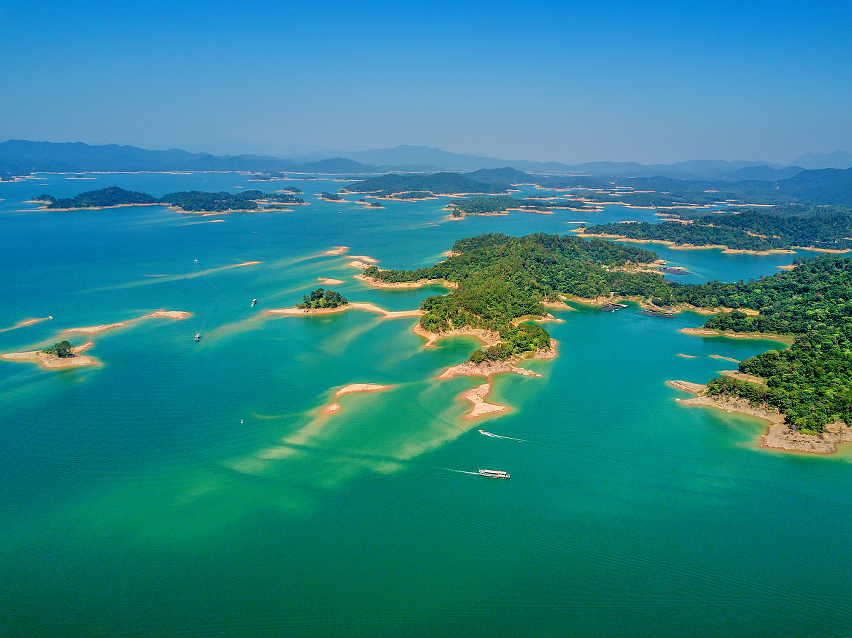 河源十大人气热门景点,你去过几个?  1,万绿湖景区,四季皆绿而得名.