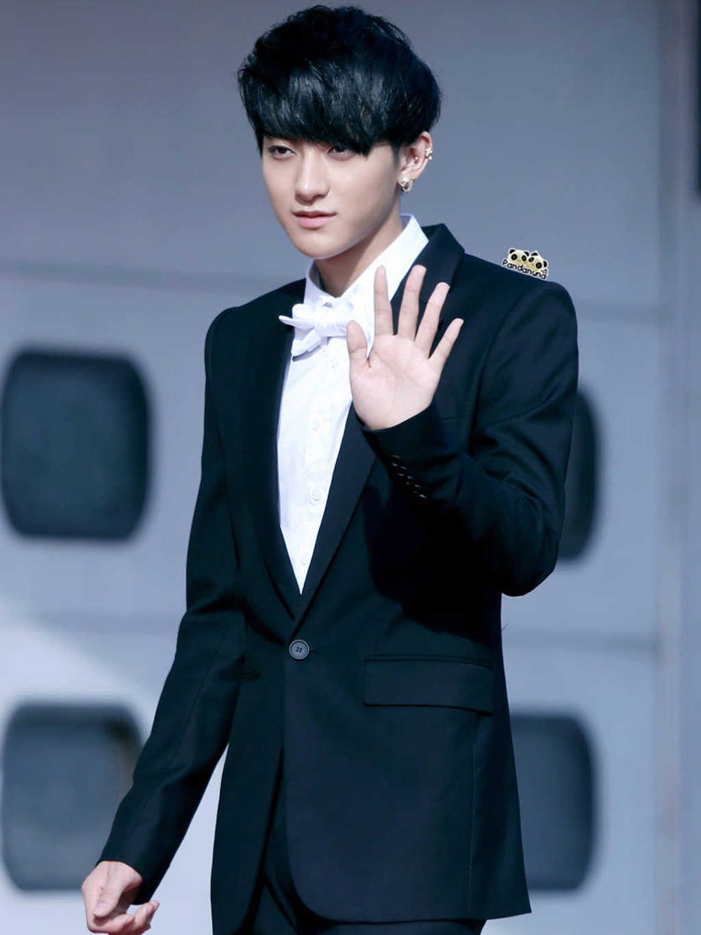 黄子韬穿黑色西装,搭配一件白衬衣,还系着白色的领结,这样一身穿搭的