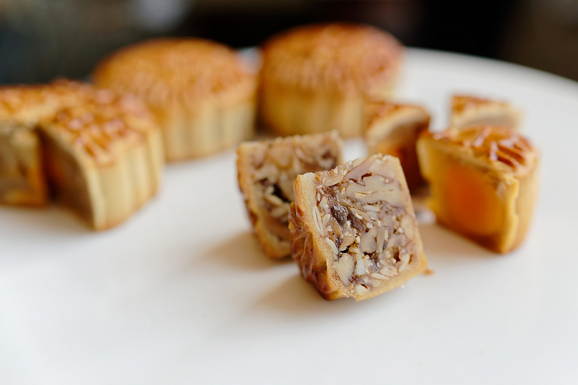 据悉,女子在公司发的月饼中吃出一根头发,发现公司发的是假货,询问