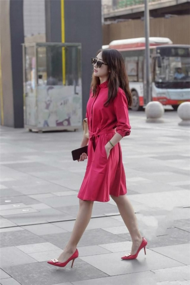 街拍:小姐姐白色休闲装,散发可爱性格,噘嘴的动作使人印象深刻