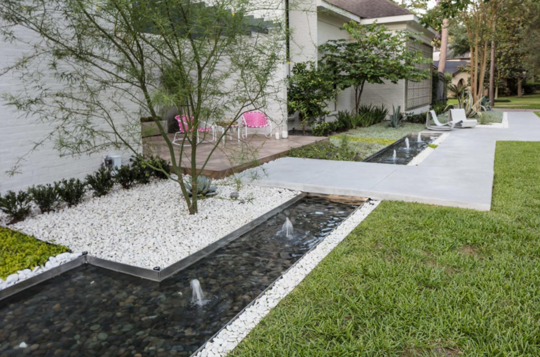 家居:一面镂空格栅景墙,一个涌泉水池美了整个别墅私家花园