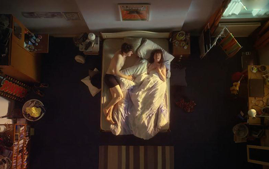 从头到尾都是「床戏」!你们俩拍这片儿,考虑过床的感受的吗?