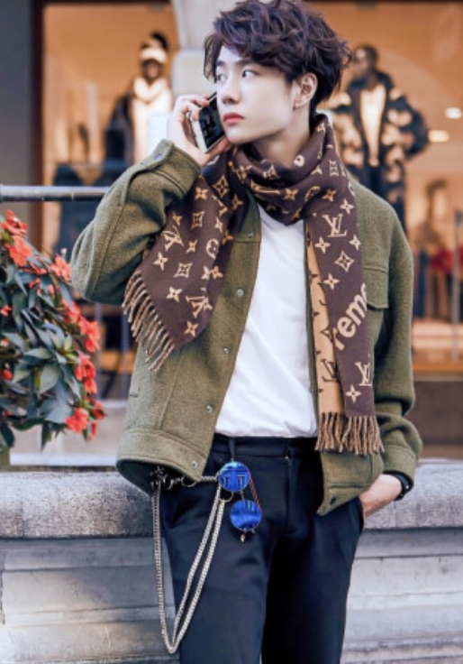 王一博秋冬街拍成"小奶狗",软萌笑容暖化人,回眸那刻我可以了