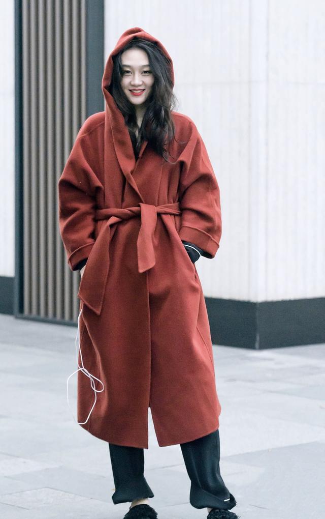 街拍:五官精致的小姐姐,身穿白色连衣裙,看起来非常有气质!