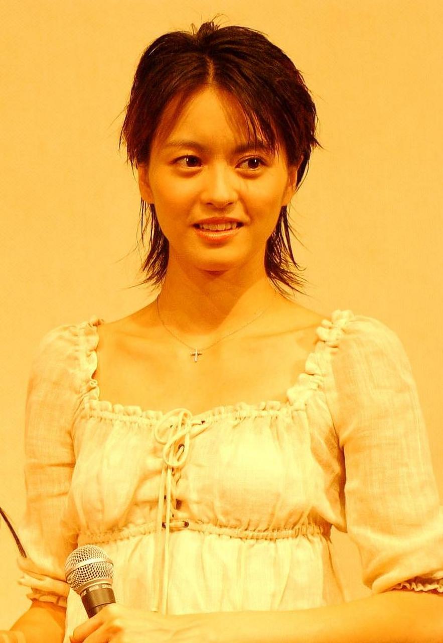 梁咏琪:她是香港乐坛的代表性人物之一,以《短发》等经典歌曲成为无数