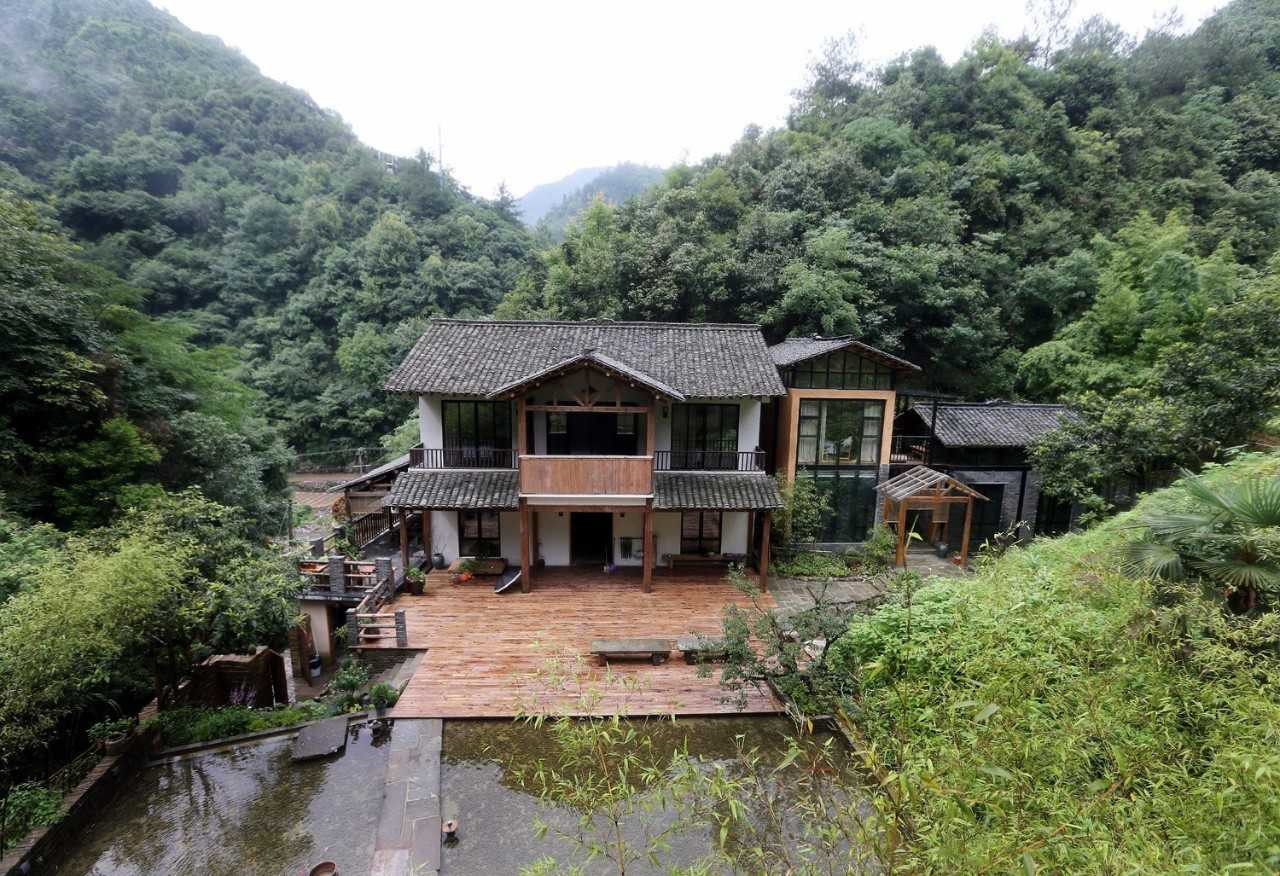 图为妻子设计的书房,大型的玻璃窗户占满了一面墙