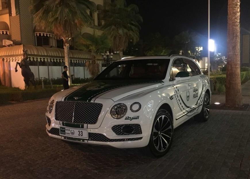 国外警车亮相街头,国内游客在酋长门口拍到大g