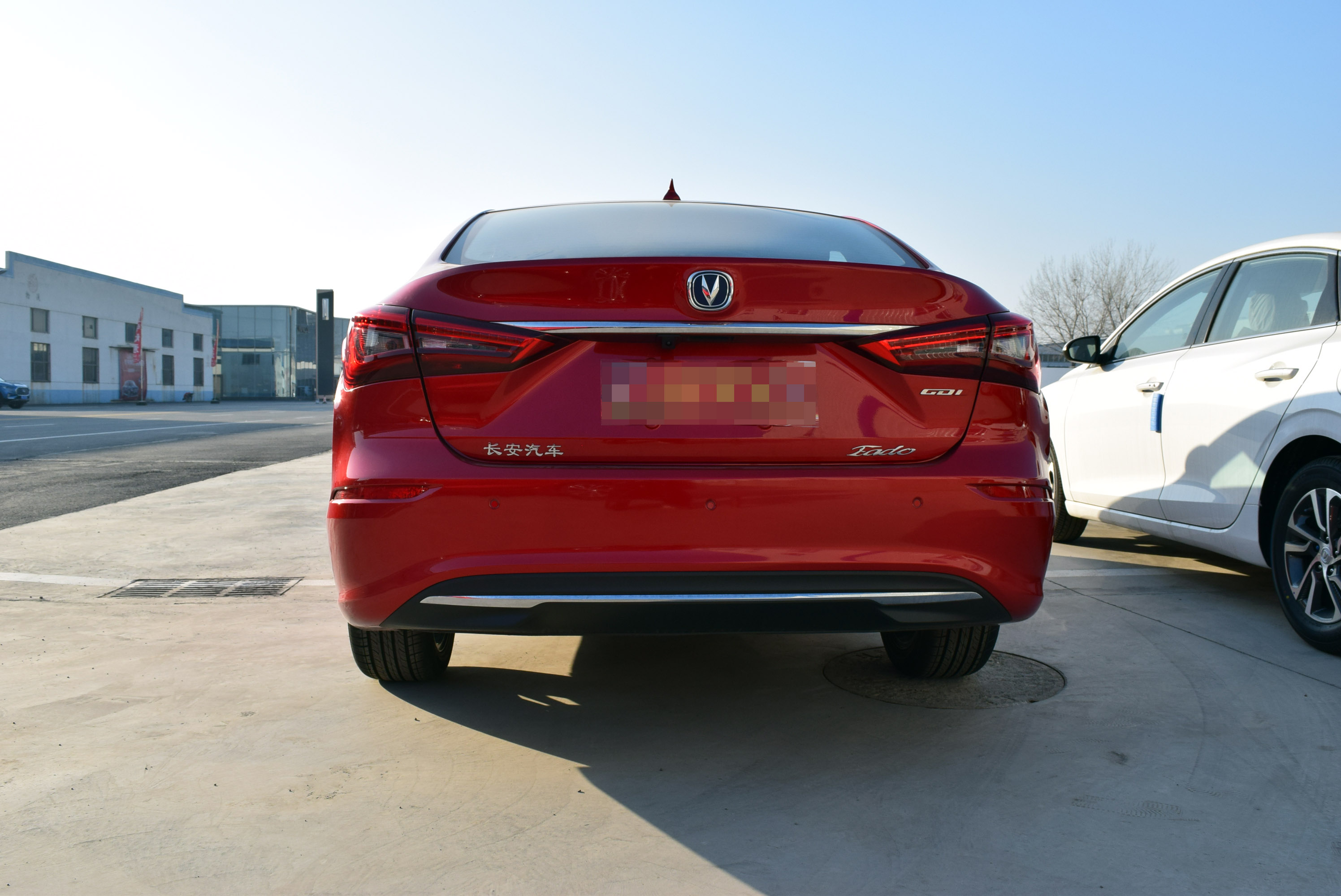 美的娇艳欲滴:长安逸动外观简拍