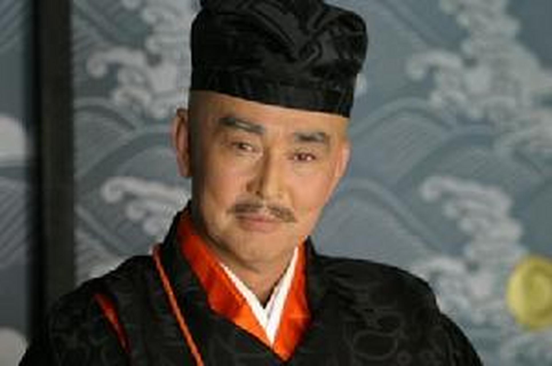 高仓天皇的母亲平滋子,是后白河天皇让位给二条天皇之后的宠妃.