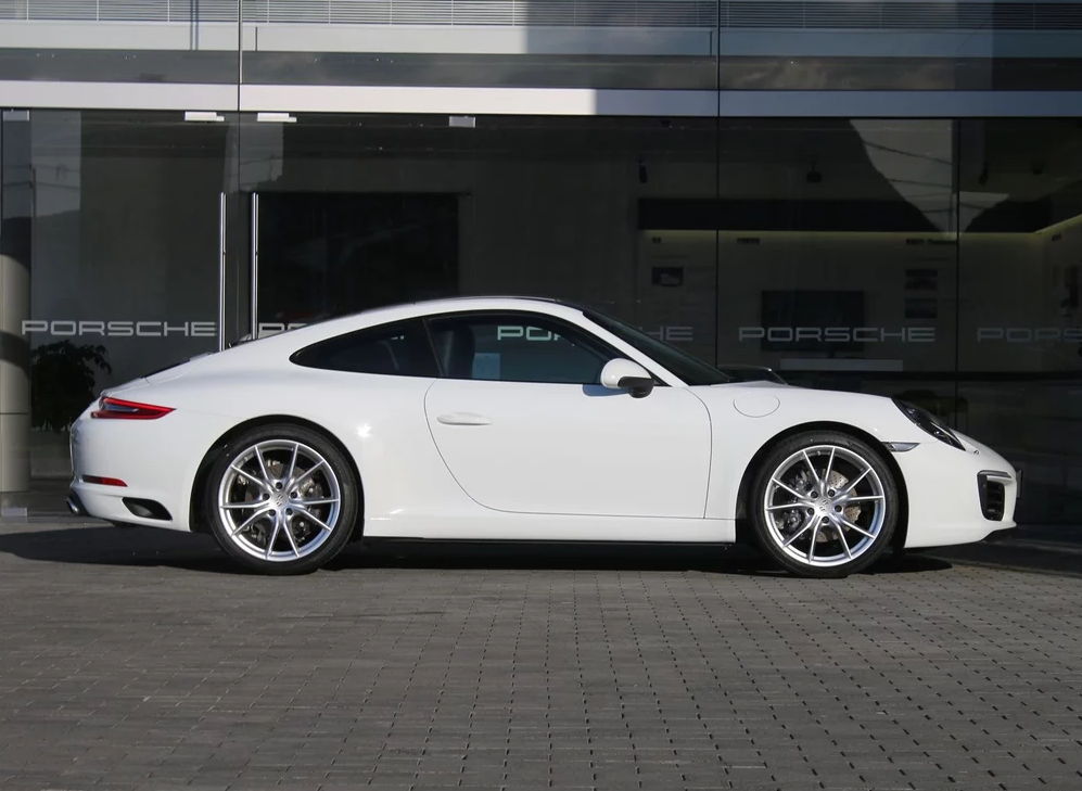 车身线条很流畅的保时捷911carrera 30t