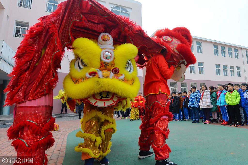 山东青岛一小学舞狮贺新春 喜迎新学期