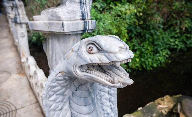 攀登狮子岩,在岩石的北端可以看到两只大狮爪,是宫殿的入口