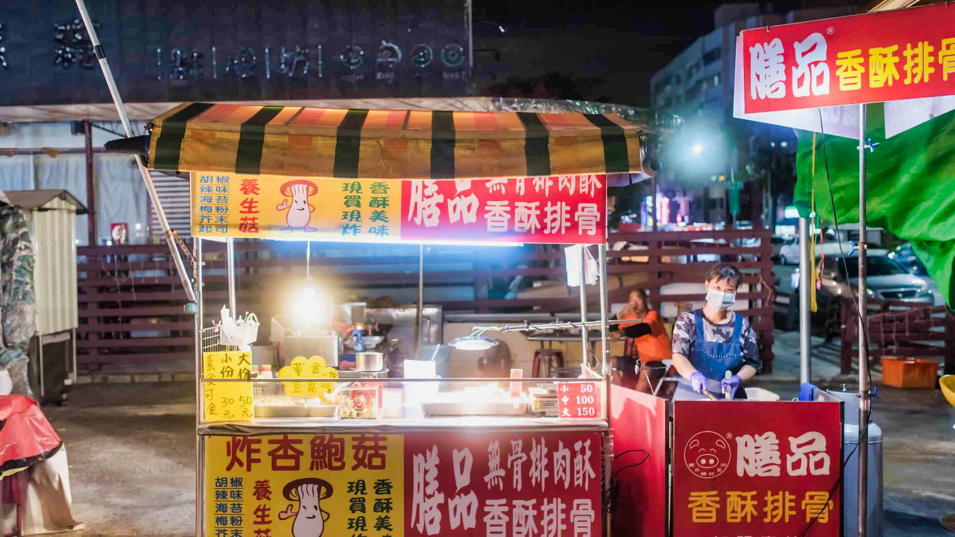 高雄在地浏览 - 小港汉民夜市 - 在地人吹晚风的晚餐厨房