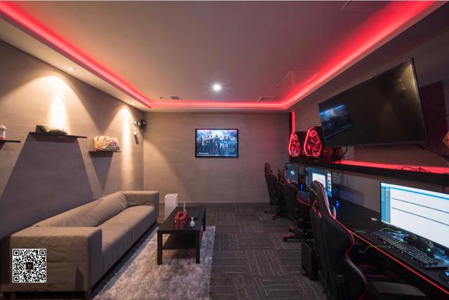 绝地求生主题网吧什么样?豪华电脑,小姐姐陪打,包厢里还有床!