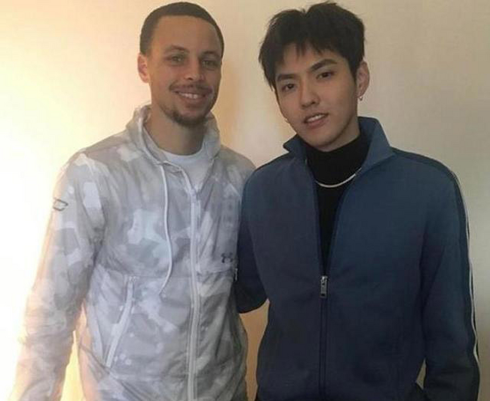 吴亦凡身高1.87,库里身高1.91,两人合照居然差不多高.