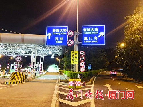 海沧滨湖路试点应用 主动发光道路指示牌