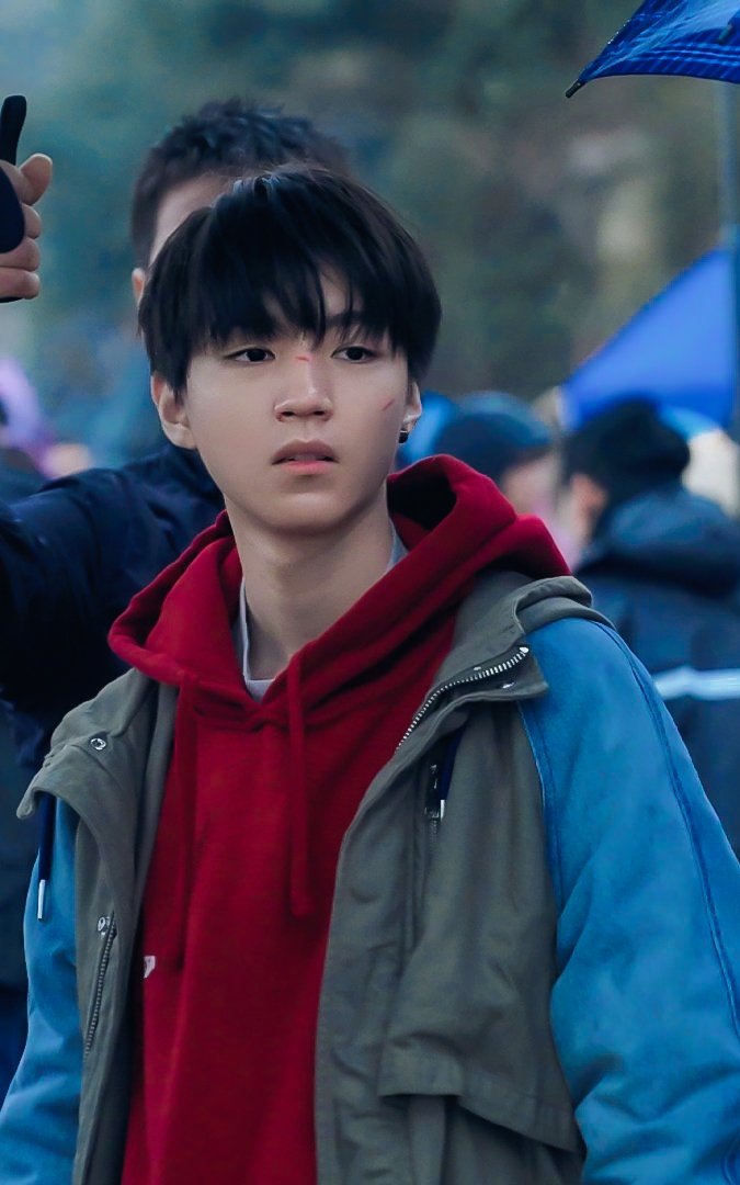 《749局》演员王俊凯,脸上带伤充满颓废美