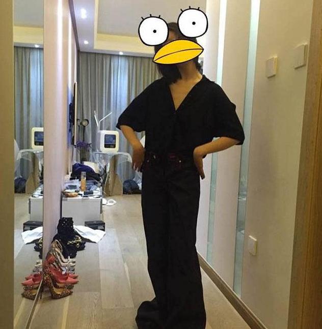 晒晒周冬雨的豪宅:直接就趴在床上玩扑克牌,生活也太随性了