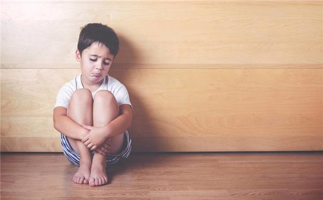 孩子情绪低落很沮丧?"抑郁症"不是家长专利,这四个细节别忽视