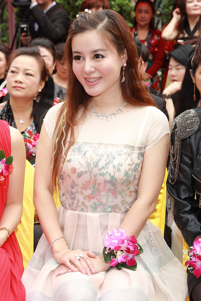 最近发现一个美容院这么赚钱啊,几十亿?这得动多少刀,多少个人手术啊.