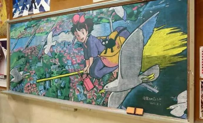 最燃黑板报,日本高校大神,把漫画角色全部画在黑板上!
