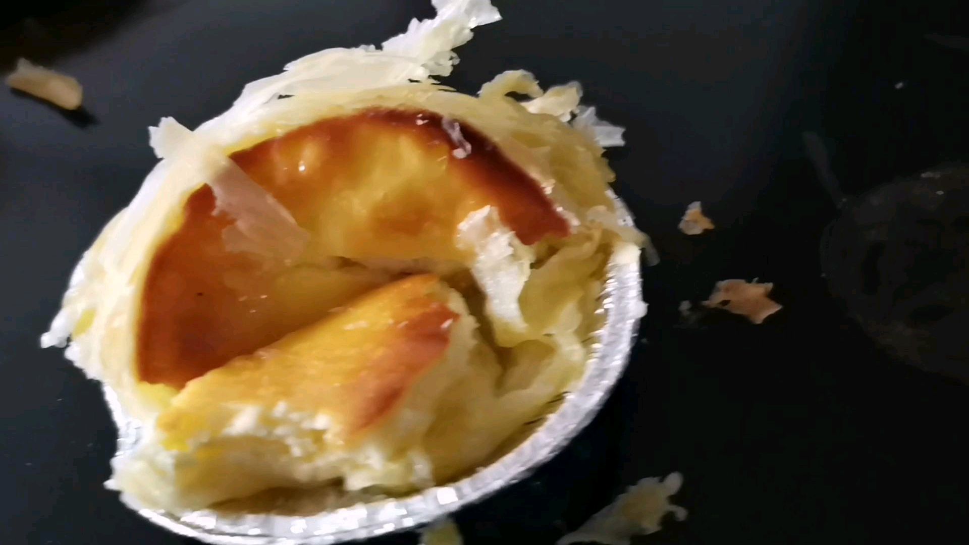宝妈在家做蛋挞,看看是技术不行还是烤箱不行,能做成啥样呢