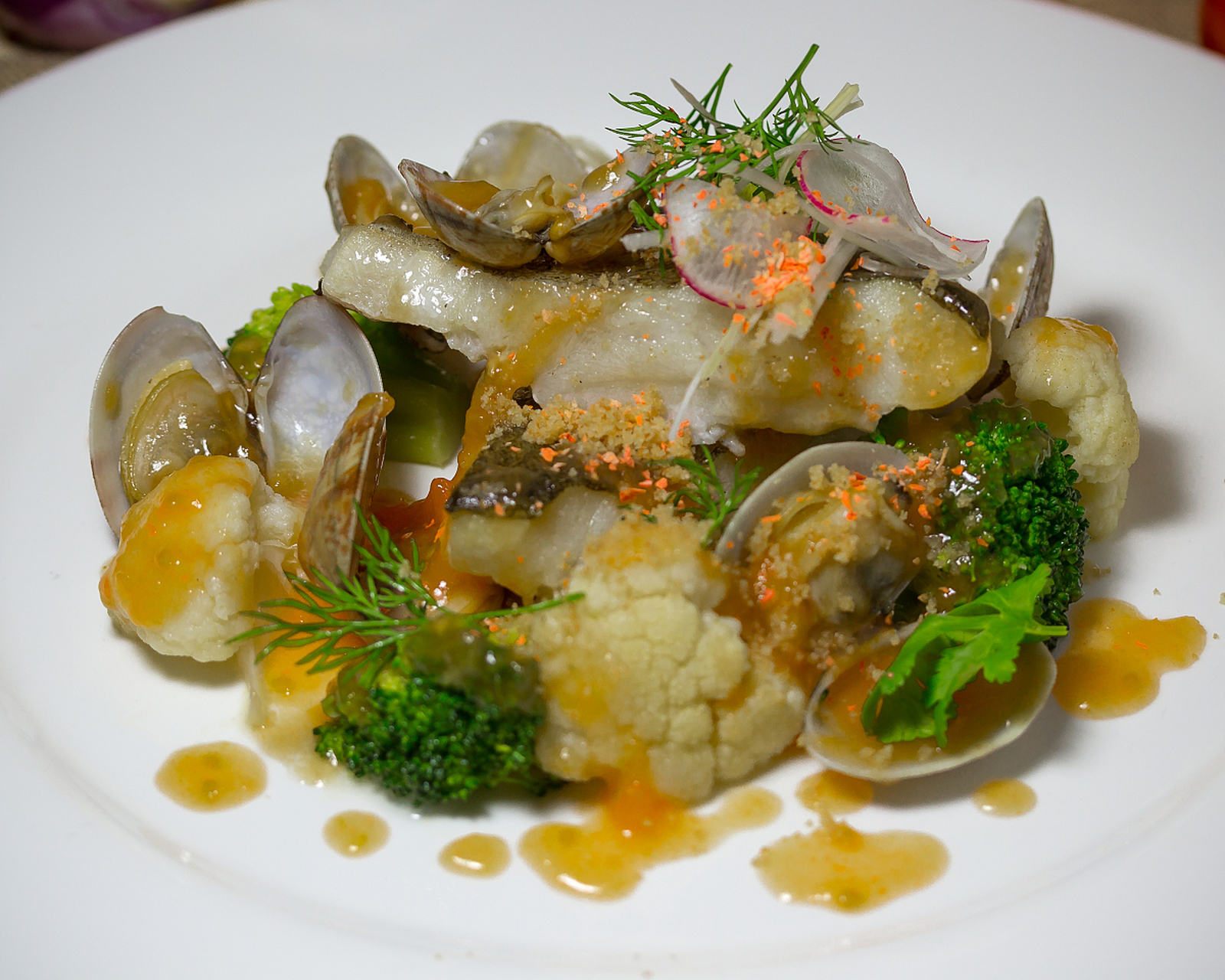 葱油鲍鱼是一道简单又美味的海鲜料理,鲍鱼口感鲜嫩,搭配香葱的倾香