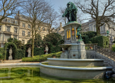 欣赏德国广场内的精致雕像,小萨布隆广场.优秀的绿化,环境十分好.