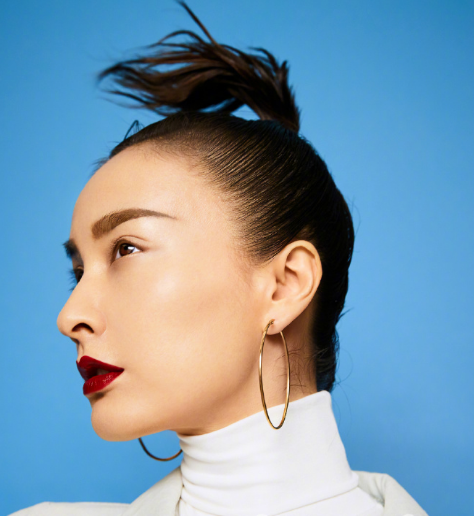 吴昕心情好晒侧脸自拍,没有皱纹皮肤状态不错,可发际线令人担忧