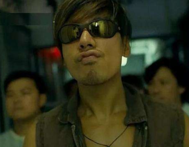 六位长得帅就专演反派的香港演员,张耀扬戏里掀桌子,戏外爱种菜