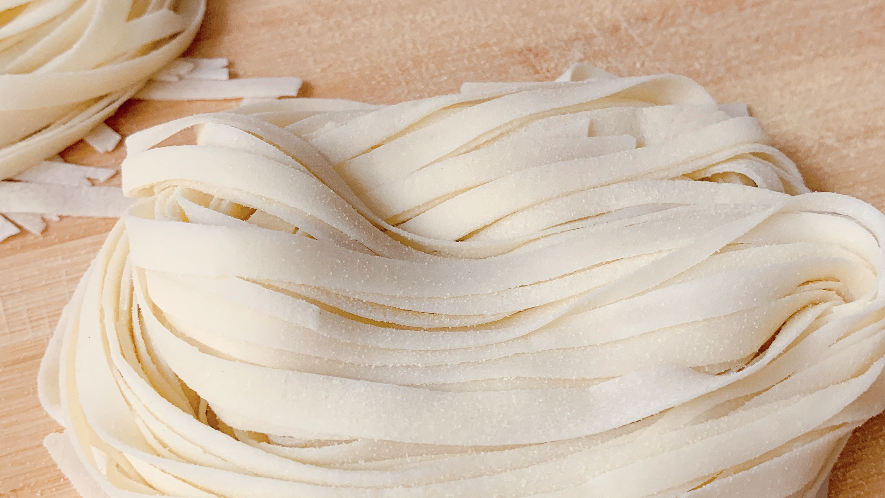 这个美食博主膨胀了,手残党分享手擀面教程,哪来的自信?吐槽她