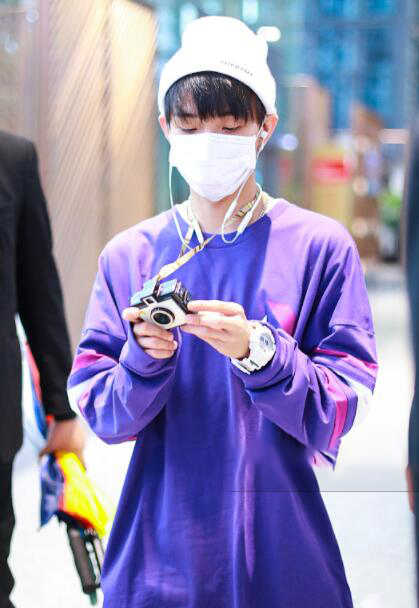 tizzyt大卫衣搭破洞裤,个性时尚又潮范,没了脏脏辫还是嘻哈范