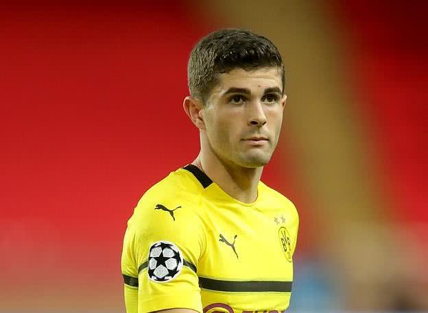 目前的利物浦的三叉戟萨拉赫,马内以及菲尔米诺虽然非常强悍,但是攻击