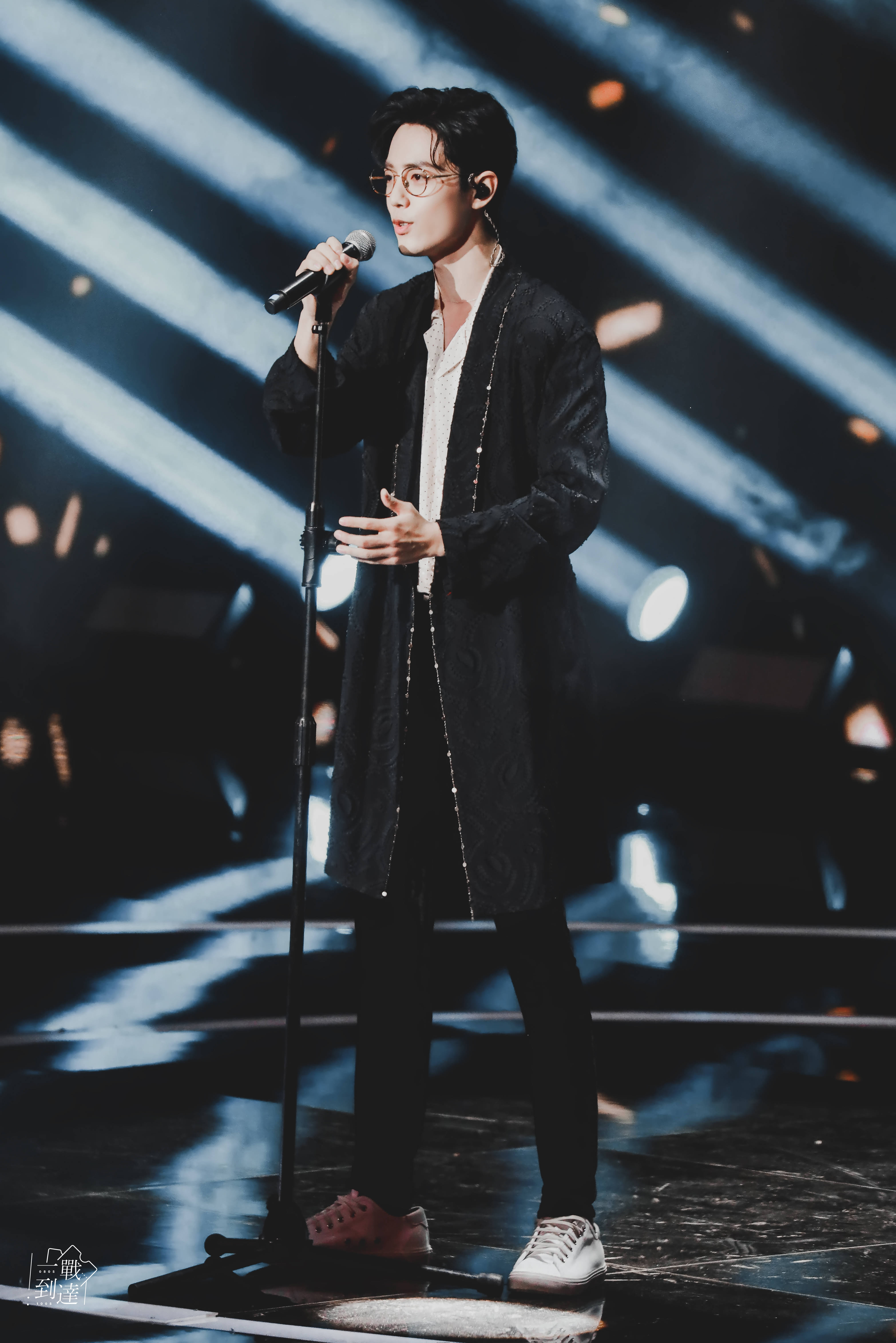 肖战芭莎慈善夜,戴眼镜的哥哥太可了!献身公益,与战同行