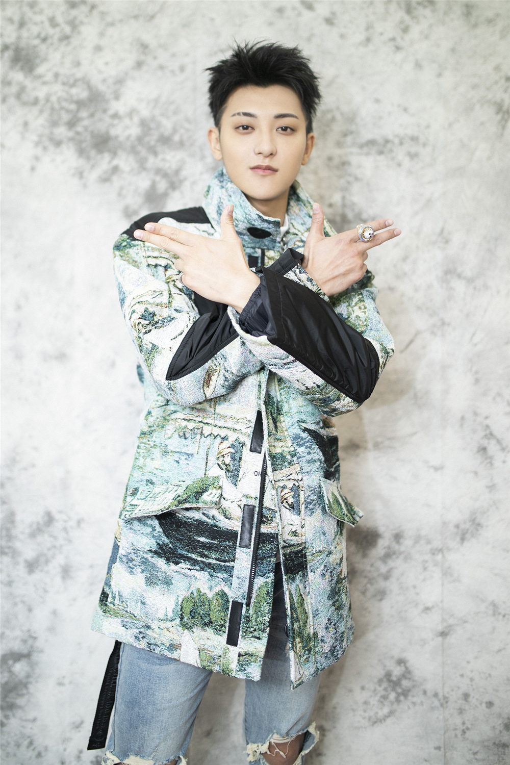 黄子韬换刀疤新发型,狗啃刘海少年感十足,鸡窝头照样酷帅不掉线